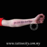 Tatuaje de letras élficas en el brazo