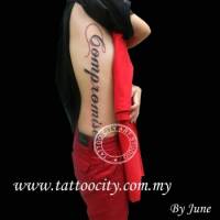 Tatuaje gigante de la palabra compromise en el costado de una chica