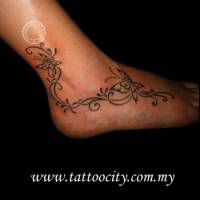Tatuaje de varias mariposas y plantas en el pie