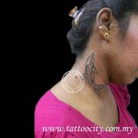 Tatuaje de un delfín en el cuello