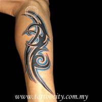 Tatuaje de un tribal con sombra a color en el gemelo