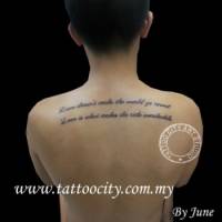 Tatuaje de una frase de dos líneas en la espalda