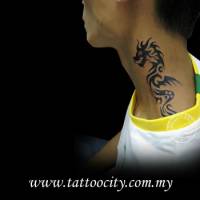 Tatuaje de una sombra de un dragón alado en el cuello