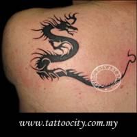 Tatuaje de una sombra de dragón en la espalda