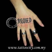 Tatuaje de un nombre con letras góticas en la mano