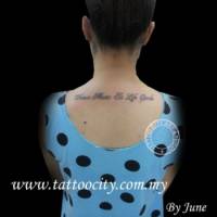 Tatuaje de una frase en la espalda de una chica
