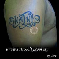Tattoo de un nombre en el brazo