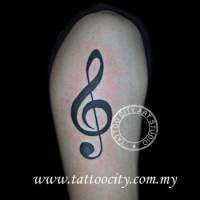 Tatuaje de una nota musical en el brazo