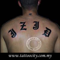 Tatuaje de unas letras góticas en la espalda y una pequeña letra china en la nuca
