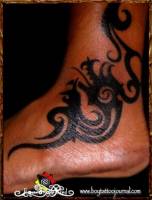 Tatuaje de un dragón de borneo en el pie