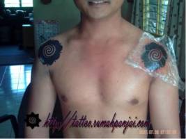 Tatuaje de rosetas de borneo en los hombros