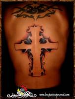 Tatuaje de una cruz en la espalda