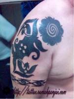 Tatuaje de una roseta de borneo y tribales malayos