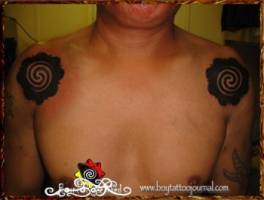 Tatuaje de dos rosetas de borneo