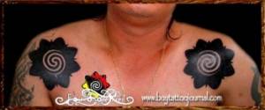 Tatuaje de rosetas de borneo en los hombros