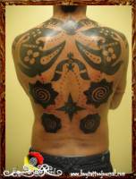 Tatuaje de rosas de borneo estrellas y tribales