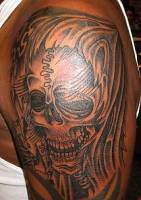 Tatuaje de la muerte en el brazo y hombro