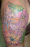 Tatuaje de varias flores en el hombro y brazo