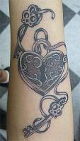 Tatuaje de corazón con cerrojo y dos llaves