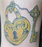 Tatuaje de un cerrojo con forma de corazón y su llave atada