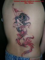 Tatuaje de una sirena en la espalda