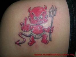 Tatuaje de un demonio  haciendo los cuernos