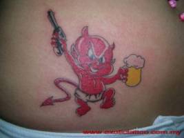 Tattoo de un demonio con pistola bebiendo cerveza