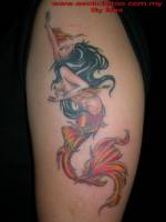 Tattoo de una sirena desnuda en color