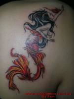 Tattoo de una sirena en la espalda