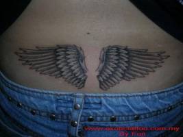 Tattoo de unas alas encima del culo