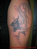 Tattoo de una sirena nadando en el brazo