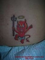 Tattoo de un demonio con corona de santo