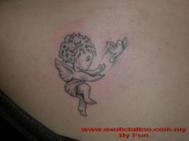 Tattoo de un pequeño angel soltando una paloma