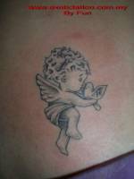 Tattoo de un pequeño angel con una paloma