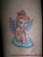 Tattoo de una chica angel en una nube