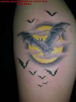 Tattoo de la luna con murciélagos volando