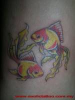 Tattoo de dos peces nadando