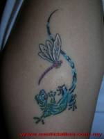 Tattoo de una libélula con un colorido lagarto