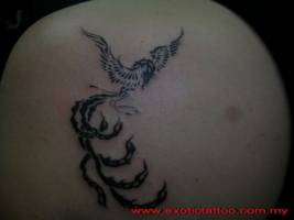 Tatuaje de un ave fénix tribal