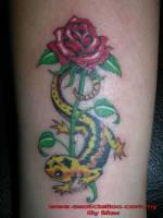 Tattoo de una lagartija y una rosa