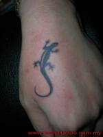 Tattoo de un lagarto en la mano