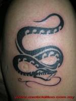Tattoo de una serpiente estilo tribal