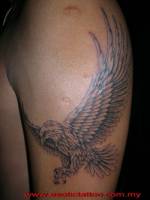 Tattoo de un águila volando