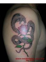 Tattoo de una cobra y una rosa