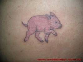 Tattoo de un cerdo corriendo