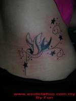 Tattoo de una golondrina con estrellas