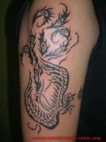 Tatuaje de un ave fénix en llamas tribales