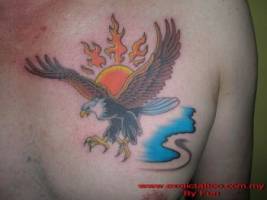 Tattoo de un águila con un sol en llamas