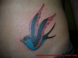 Tattoo de una golondrina en color