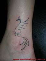 Tatuaje de un ave de trazos finos